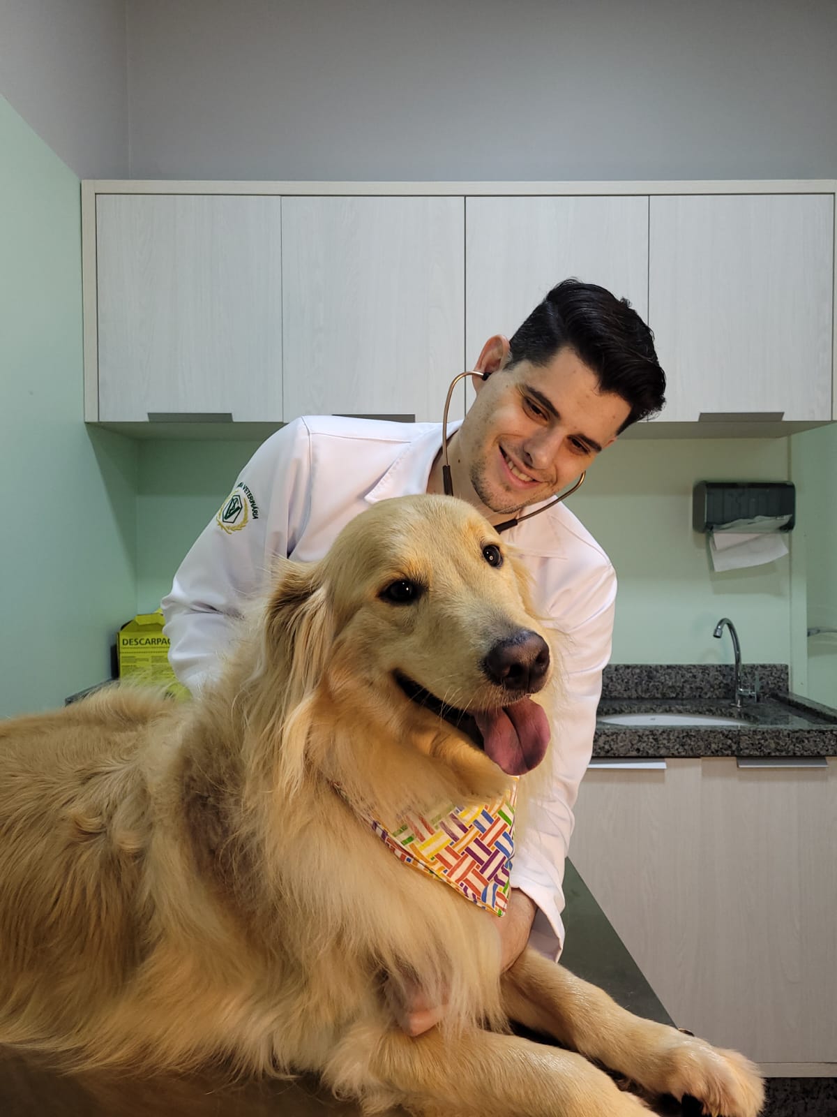 Dr. Filipe Grapegia com um golden retriever